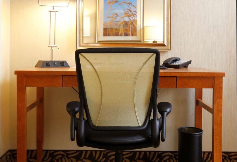 בית מלון כפרי Hilton Garden Inn Cedar Falls