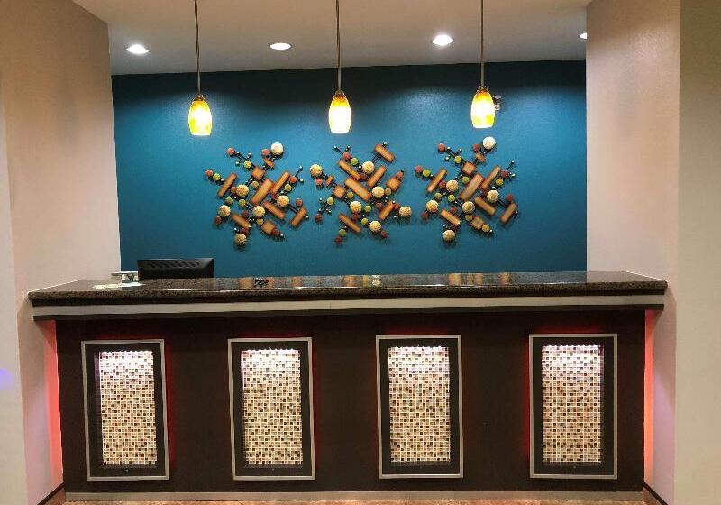 汽车旅馆  Executive Inn & Suites Joaquin