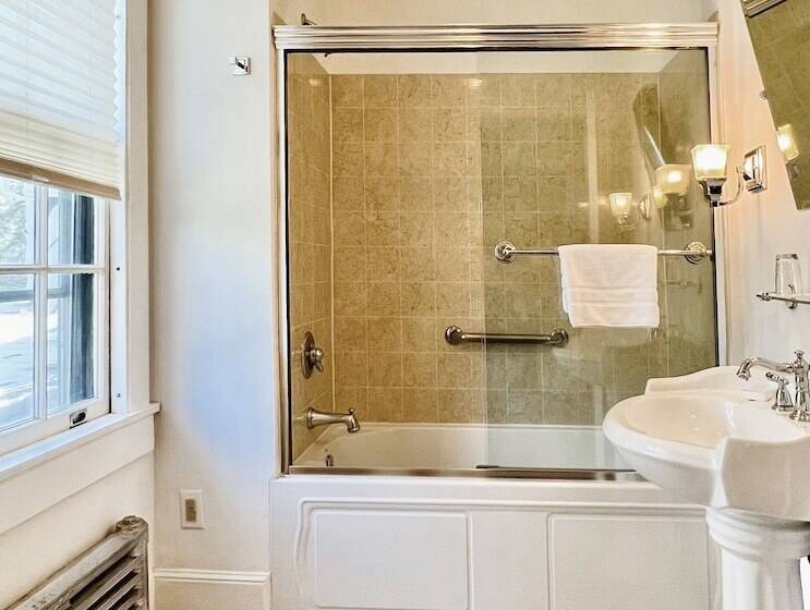 هتل Gateways Inn & Restaurant