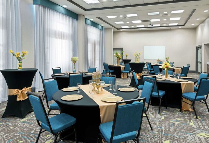 هتل Hampton Inn & Suites Orlando Airport @ Gateway Village