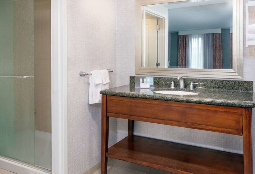 هتل Hampton Inn & Suites Orlando Airport @ Gateway Village