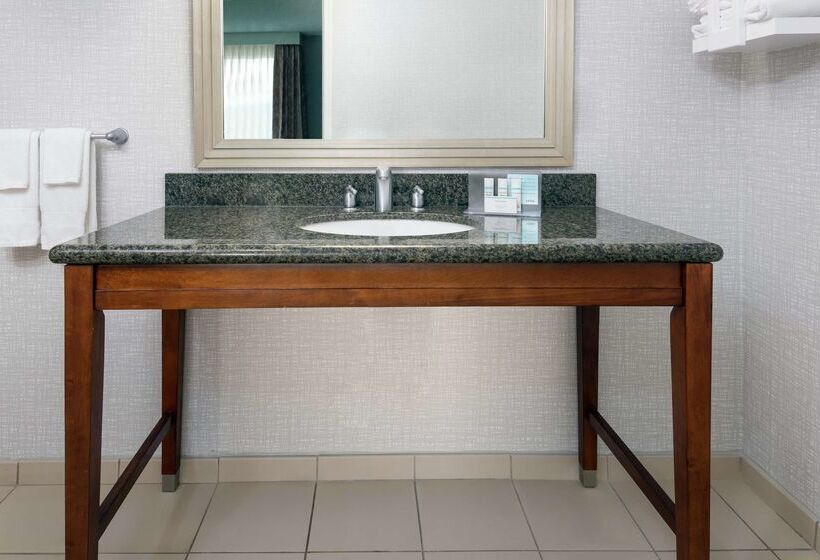 هتل Hampton Inn & Suites Orlando Airport @ Gateway Village