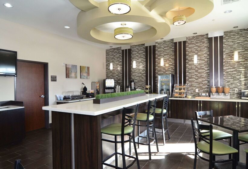 Отель Quality Inn & Suites Kenedy  Karnes City