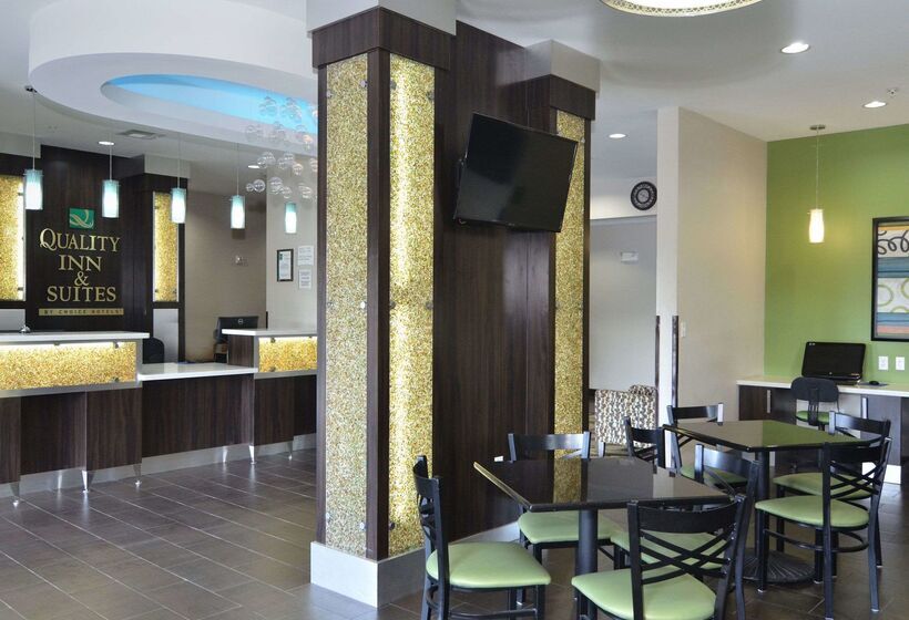 Отель Quality Inn & Suites Kenedy  Karnes City