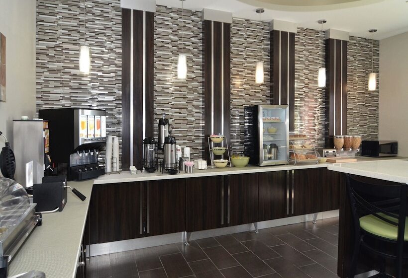 Отель Quality Inn & Suites Kenedy  Karnes City