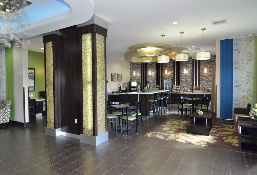 Отель Quality Inn & Suites Kenedy  Karnes City