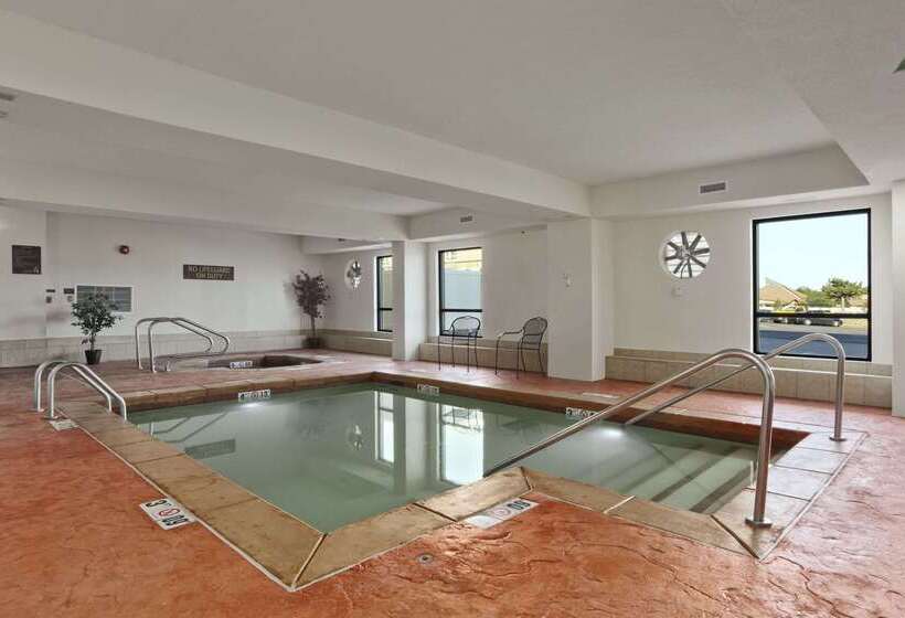 فندق Ramada By Wyndham Tulsa