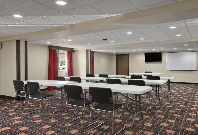 فندق Ramada By Wyndham Tulsa