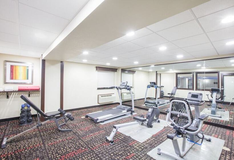 فندق Ramada By Wyndham Tulsa