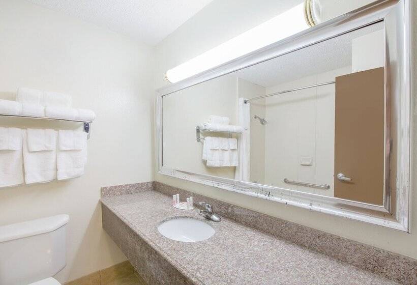 فندق Ramada By Wyndham Tulsa
