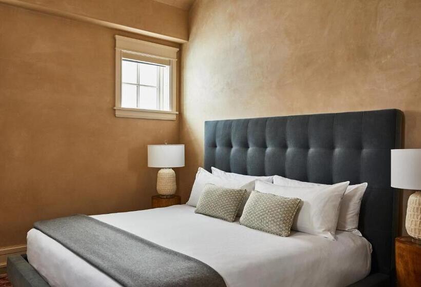 هتل The Auberge Residences At Element 52