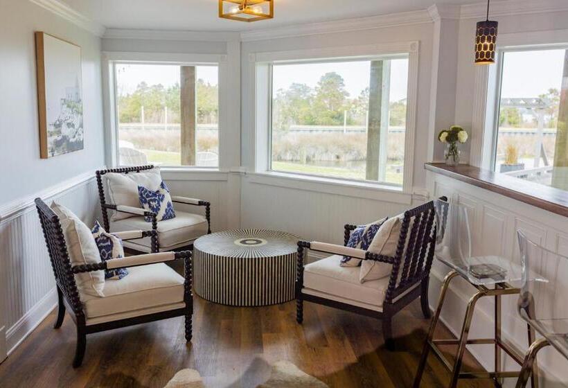 בית מלון כפרי The Burrus House Inn Waterfront Suites