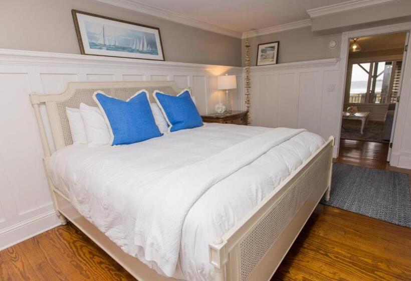 בית מלון כפרי The Burrus House Inn Waterfront Suites