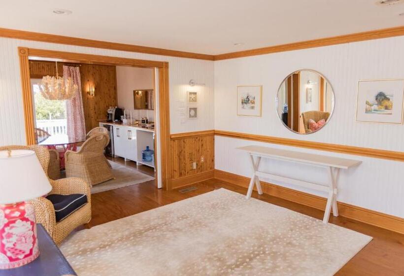 בית מלון כפרי The Burrus House Inn Waterfront Suites