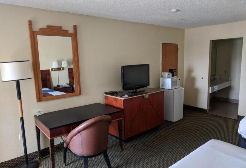 هتل Travelodge By Wyndham Clovis