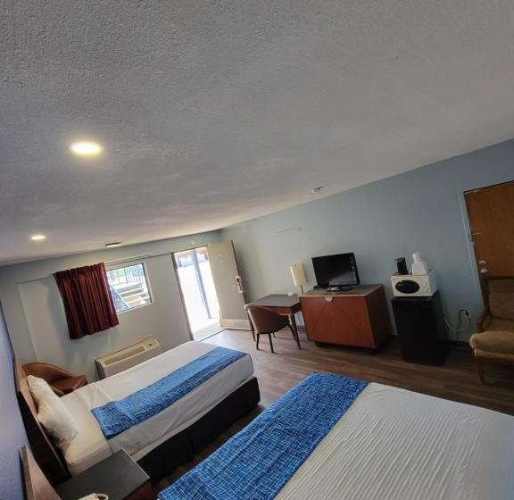 هتل Travelodge By Wyndham Clovis