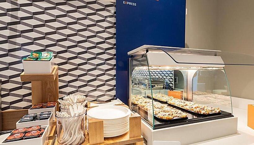 בית מלון כפרי Holiday Inn Express & Suites Palm Desert   Millennium, An Ihg