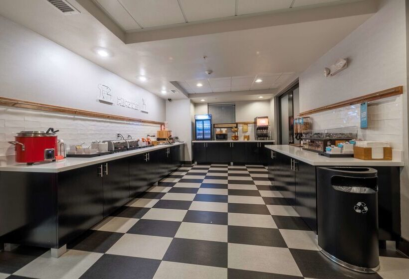Hampton Inn & Suites Dupont