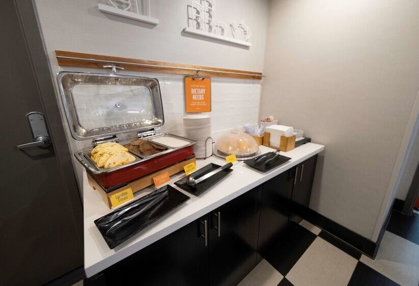 Hampton Inn & Suites Dupont