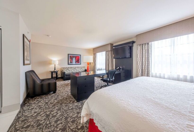 Hampton Inn & Suites Dupont