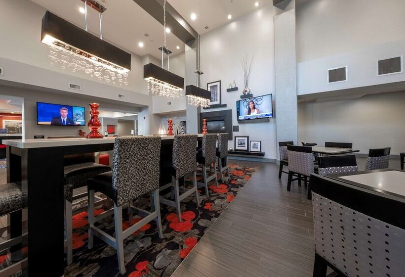 Hampton Inn & Suites Dupont