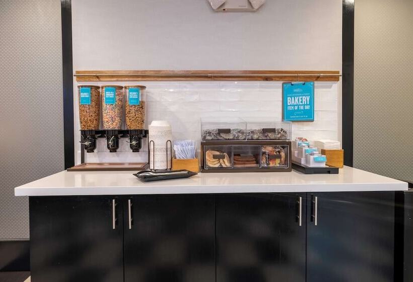 Hampton Inn & Suites Dupont