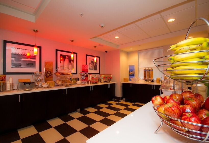 Hampton Inn & Suites Dupont