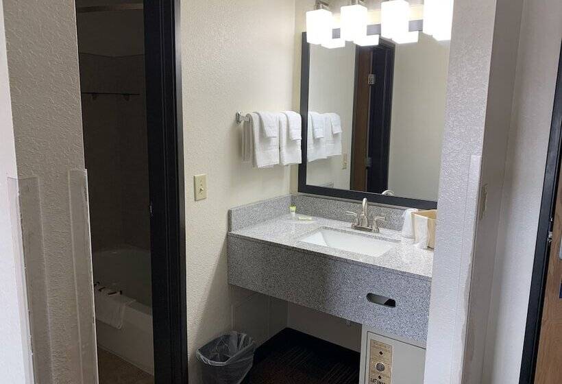 فندق Baymont By Wyndham Waupun