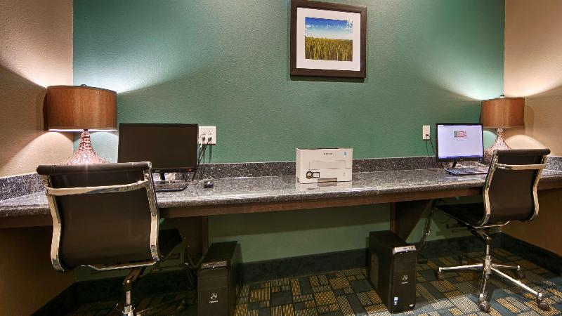 Отель Best Western Plus Carrizo Springs Inn & Suites