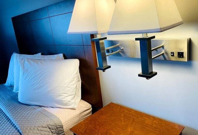 هتل Commodore Perry Inn And Suites
