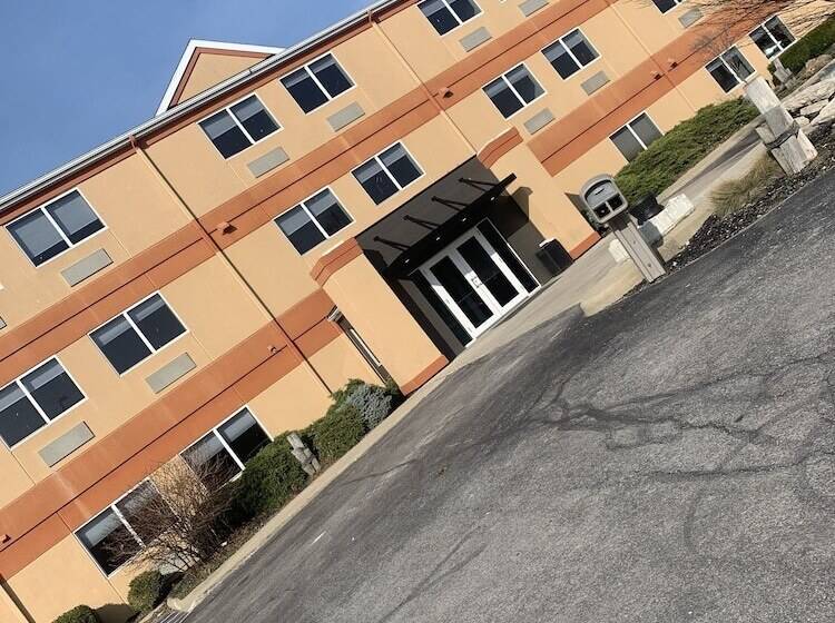 هتل Commodore Perry Inn And Suites