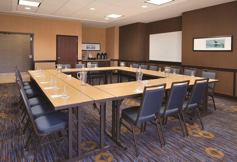 ホテル Courtyard By Marriott Salisbury