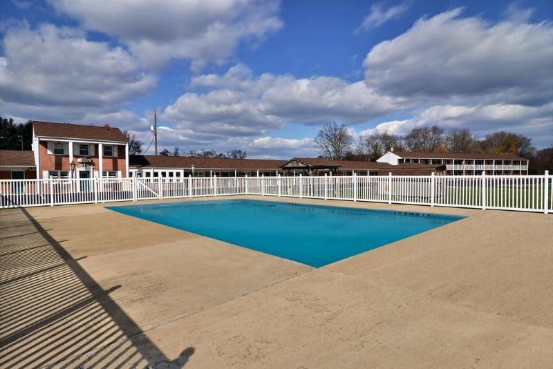 בית מלון כפרי Econo Lodge Woodstock  Shenandoah Valley I 81