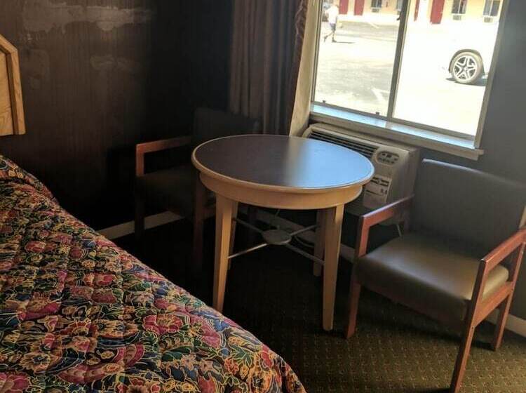 فندق على الطريق Budget Motor Lodge