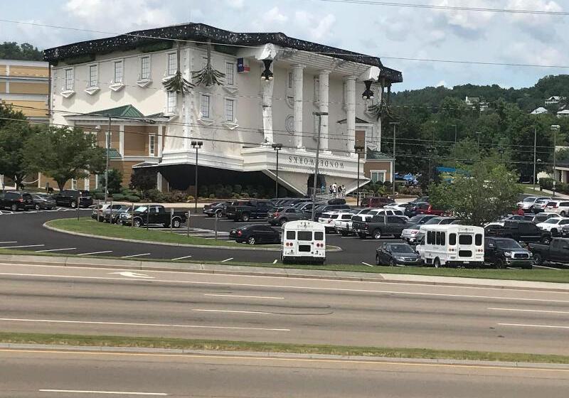 מוטל Smoky View Inn