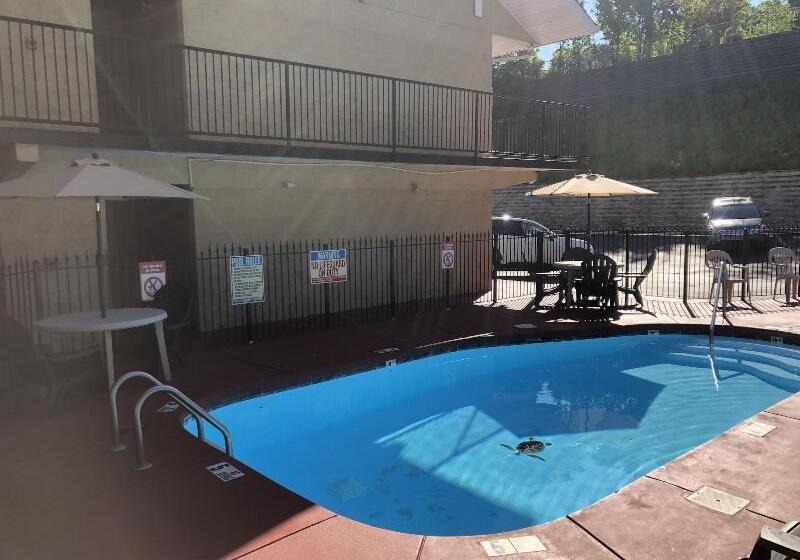 מוטל Smoky View Inn