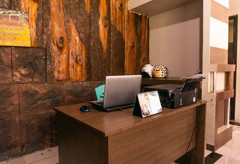 هتل Reddoorz @ Mt Haryono Street Waingapu