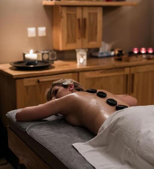 هتل 12 Months Resort & Spa