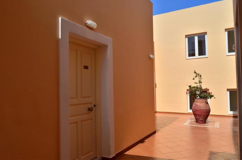 هتل Hiona Holiday