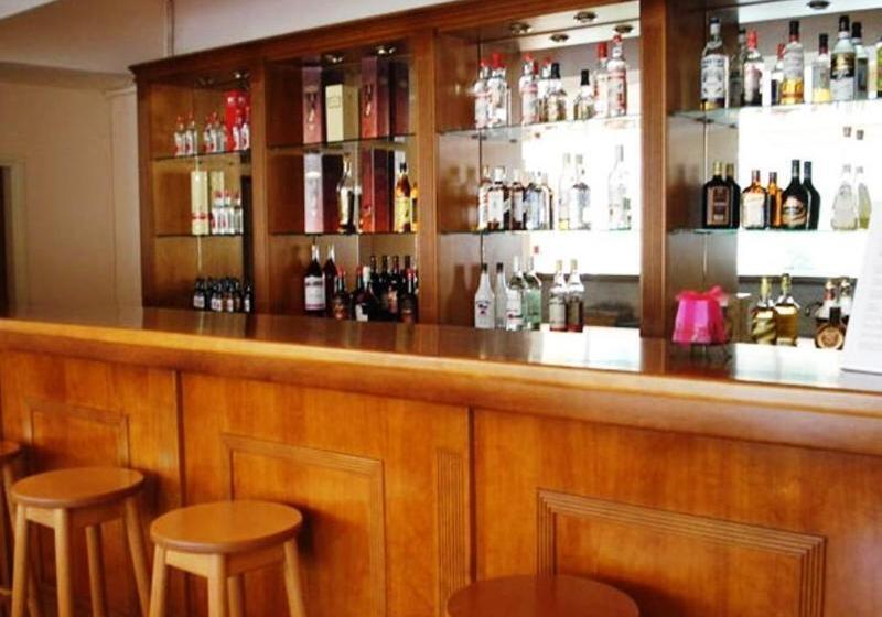 هتل Hiona Holiday