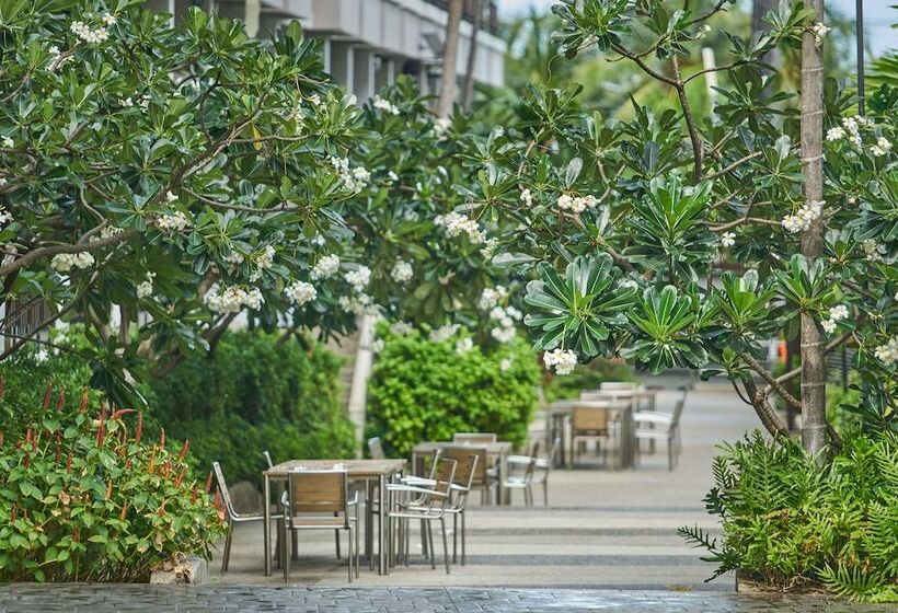 هتل Welcome World Beachfront Resort