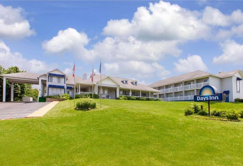 בית מלון כפרי Days Inn By Wyndham Petoskey