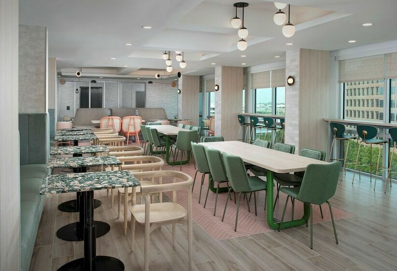هتل Home2 Suites By Hilton Miami Airport South Blue Lagoon