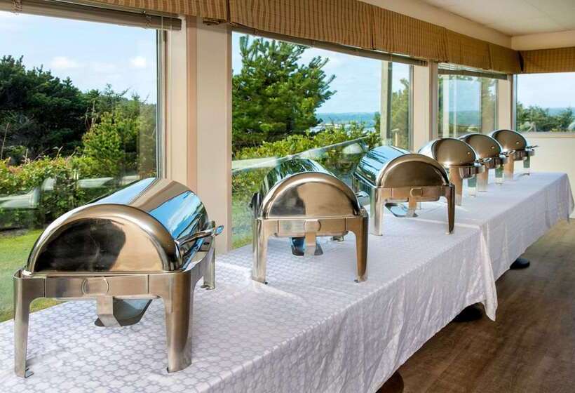 호텔 Clarion Inn Surfrider Resort