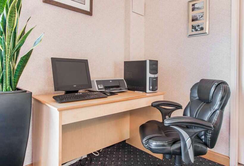 호텔 Clarion Inn Surfrider Resort