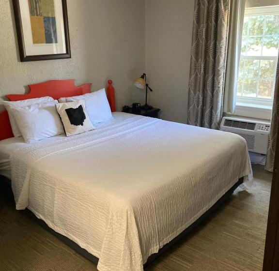 The Aurora Inn Hotel And Event Center