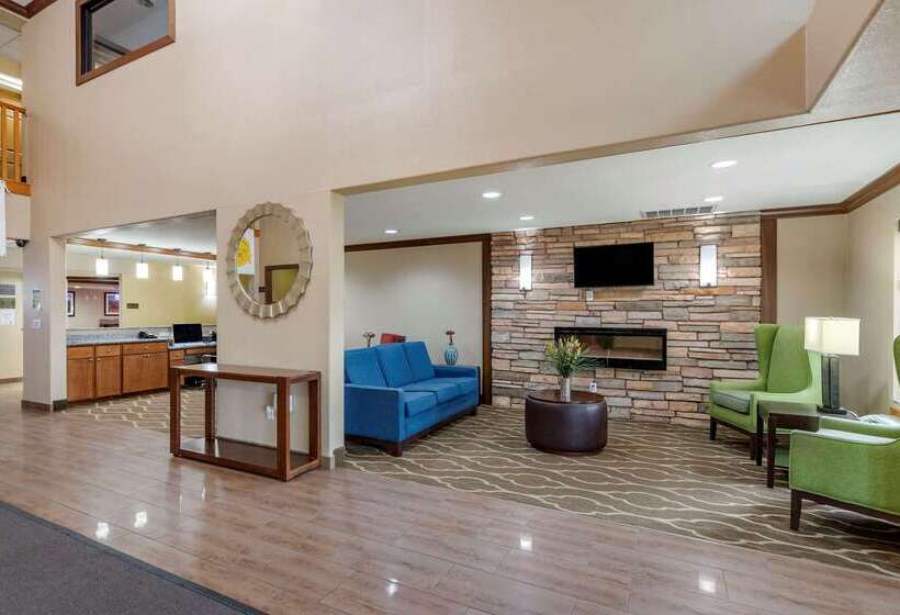 هتل Comfort Inn & Suites Cedar Rapids North  Collins Road