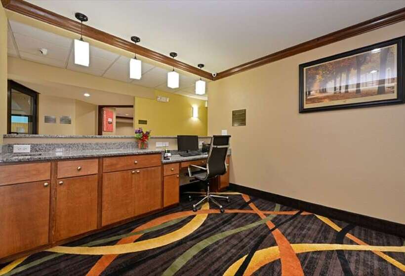 هتل Comfort Inn & Suites Cedar Rapids North  Collins Road