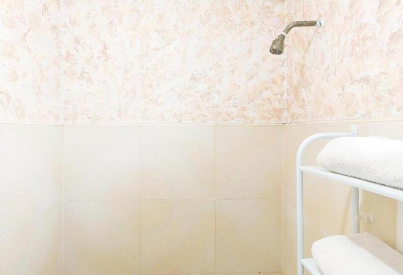 בית מלון כפרי Cristian Jay Dormitory By Reddoorz