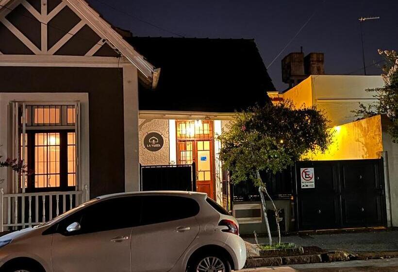 تختخواب و صبحانه La Yurta